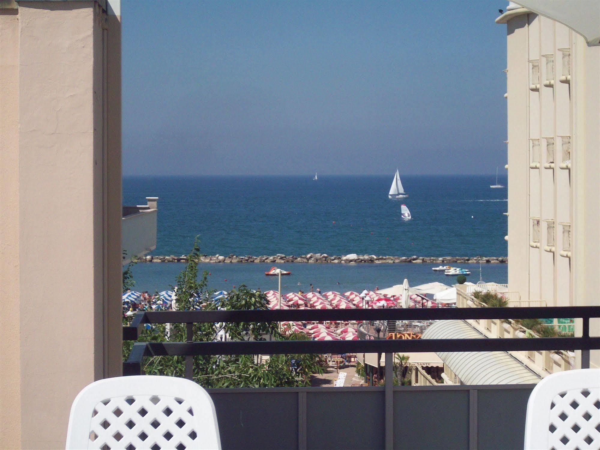 Hotel Des Bains Cattolica Exterior foto
